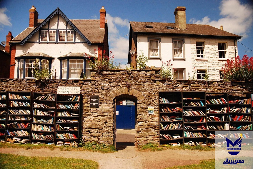 حیا وای معروف به شهر کتاب در ولز است و بیش از 30 کتابفروشی دارد.